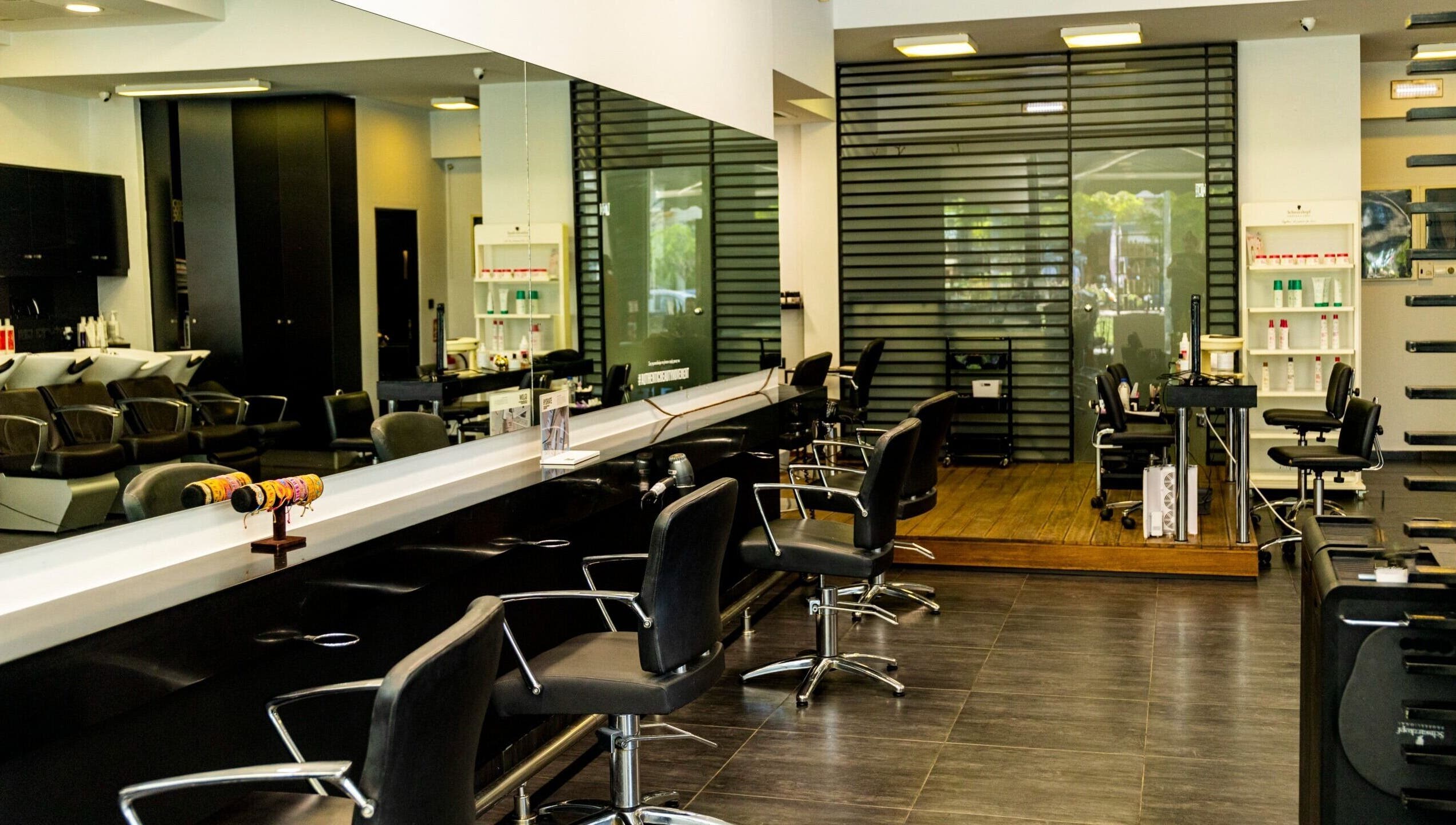 Εσωτερικός χώρος του Face to Face, κομμωτήριο στην Νέα Σμύρνη GR με καρέκλες και καθρέφτες.