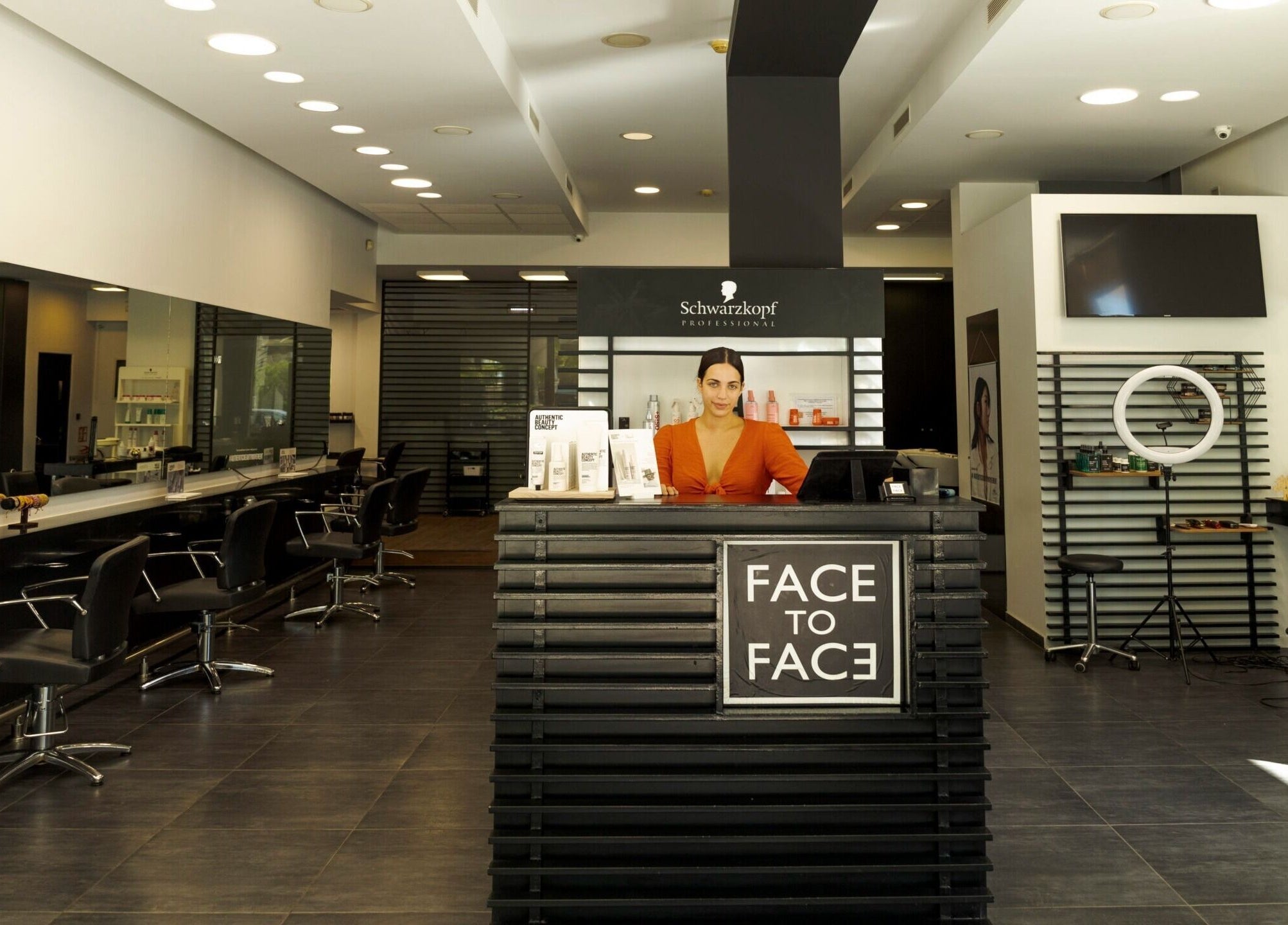 Η κομψή υποδοχή του Face to Face στη Νέα Σμύρνη, GR, με μοντέρνα διακόσμηση και καθαρές γραμμές.