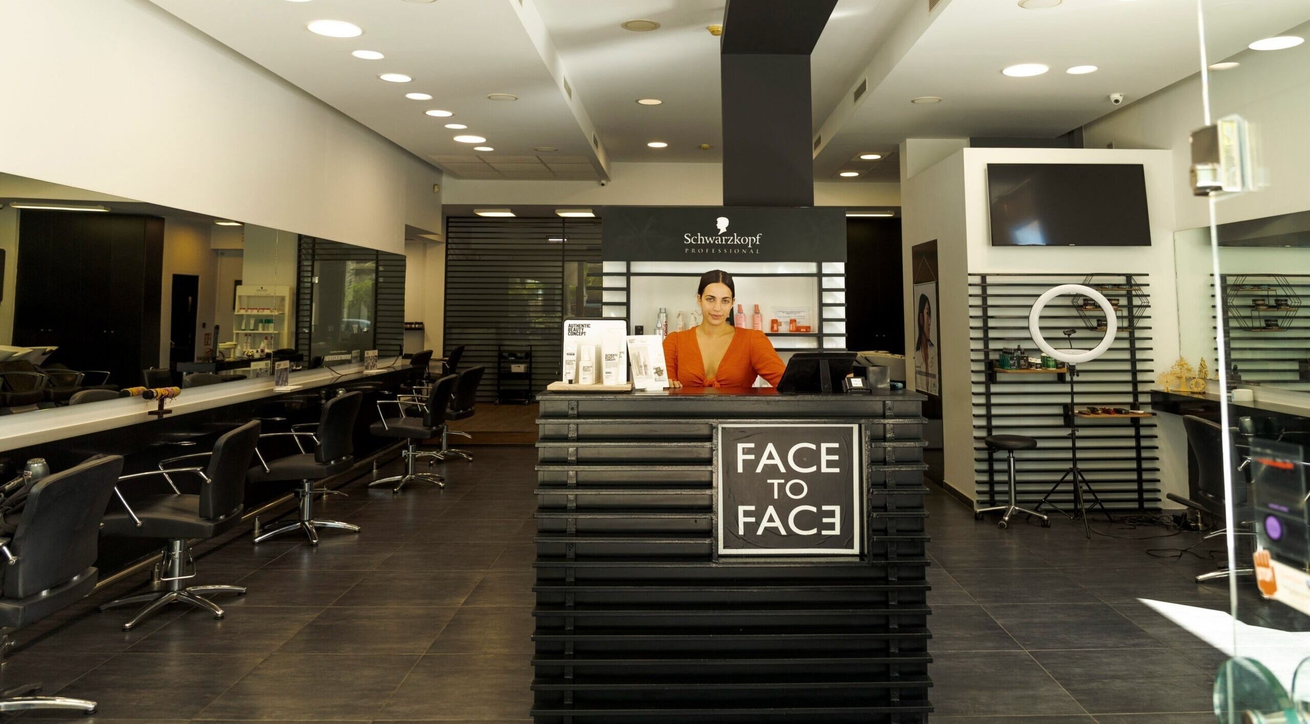 Η κομψή υποδοχή του Face to Face στη Νέα Σμύρνη, GR, με μοντέρνα διακόσμηση και καθαρές γραμμές.