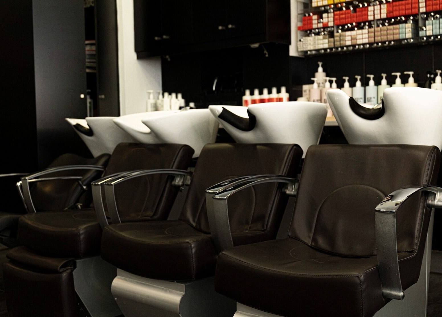 Στο Face to Face, Nea Smirni GR, πολυτελή καθίσματα σαλονιού ομορφιάς με προϊόντα περιποίησης.