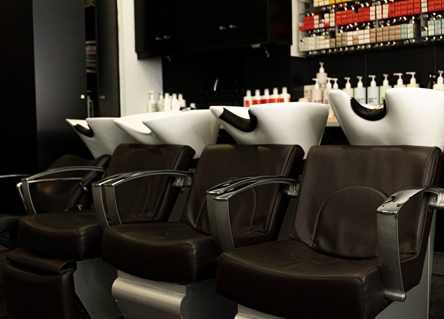 Στο Face to Face, Nea Smirni GR, πολυτελή καθίσματα σαλονιού ομορφιάς με προϊόντα περιποίησης.