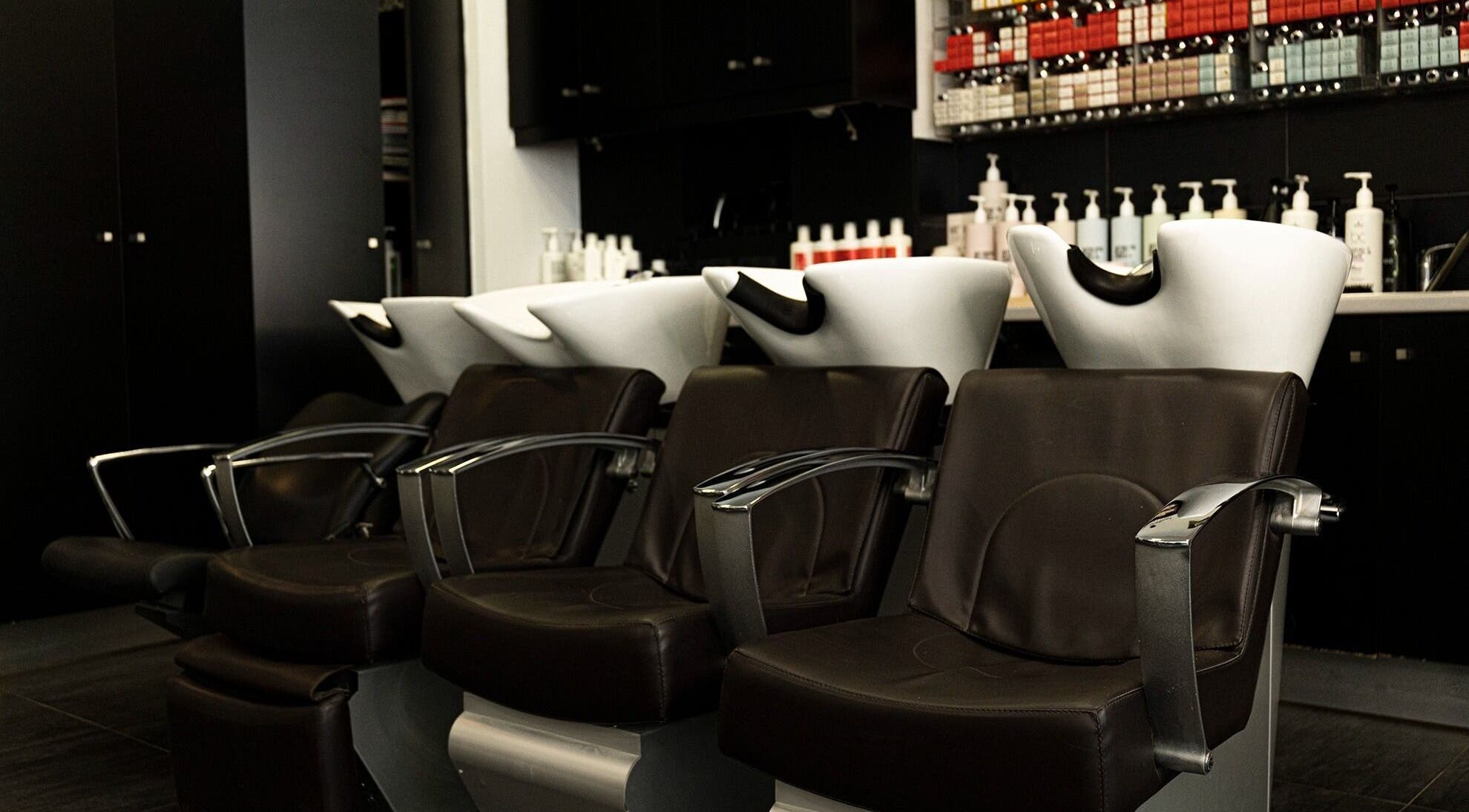 Στο Face to Face, Nea Smirni GR, πολυτελή καθίσματα σαλονιού ομορφιάς με προϊόντα περιποίησης.