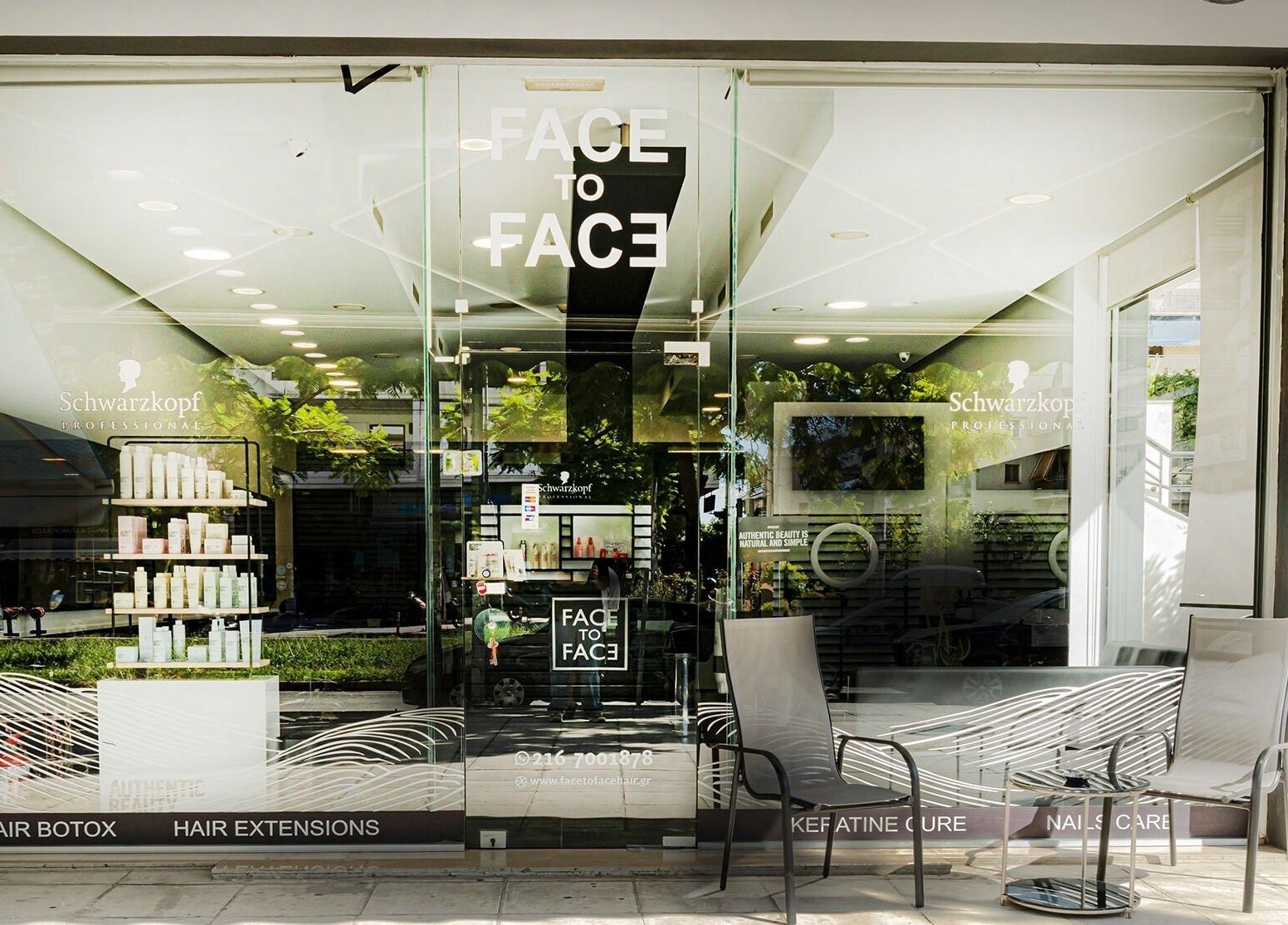 Η πρόσοψη του Face to Face με κομψή διακόσμηση στο Nea Smirni, GR.