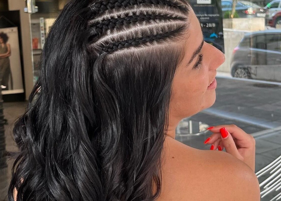 Κομψά μαλλιά με πλεξούδες στο κομμωτήριο Face to Face, Νέα Σμύρνη, GR.