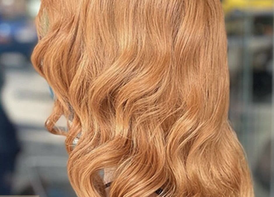 Χρυσές μπούκλες σε κομμωτήριο Face to Face, Νέα Σμύρνη GR, προσφέρουν κομψότητα και λάμψη.