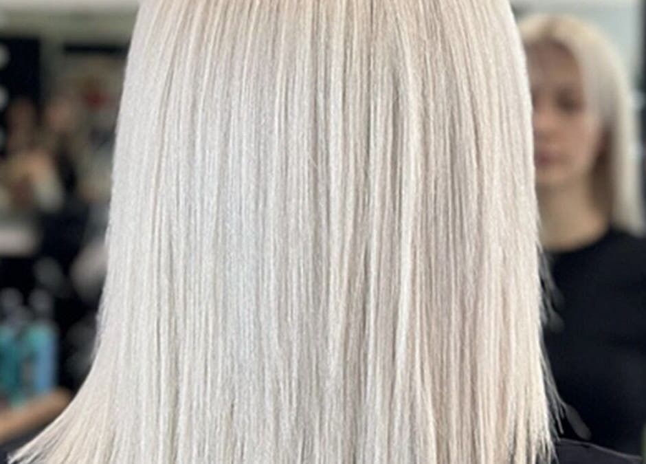 Μακριά ξανθά μαλλιά στο Face to Face, Nea Smirni, GR. Ιδανικό στυλ για κομψές εμφανίσεις.