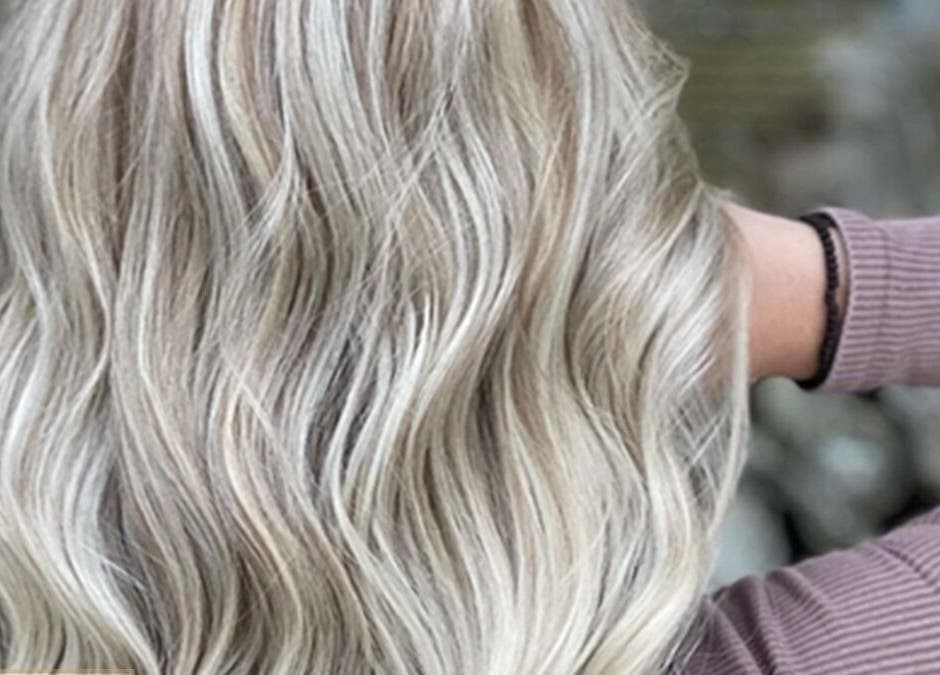 Φωτεινά ξανθά μαλλιά με κυματισμούς στο Face to Face, Νέα Σμύρνη, GR.