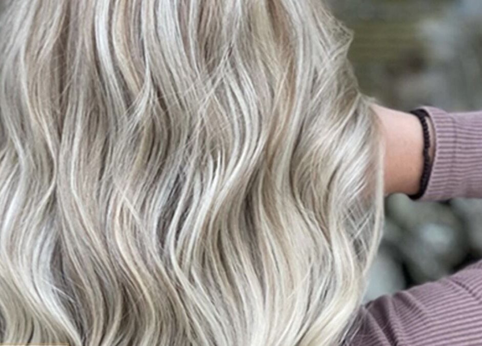 Φωτεινά ξανθά μαλλιά με κυματισμούς στο Face to Face, Νέα Σμύρνη, GR.