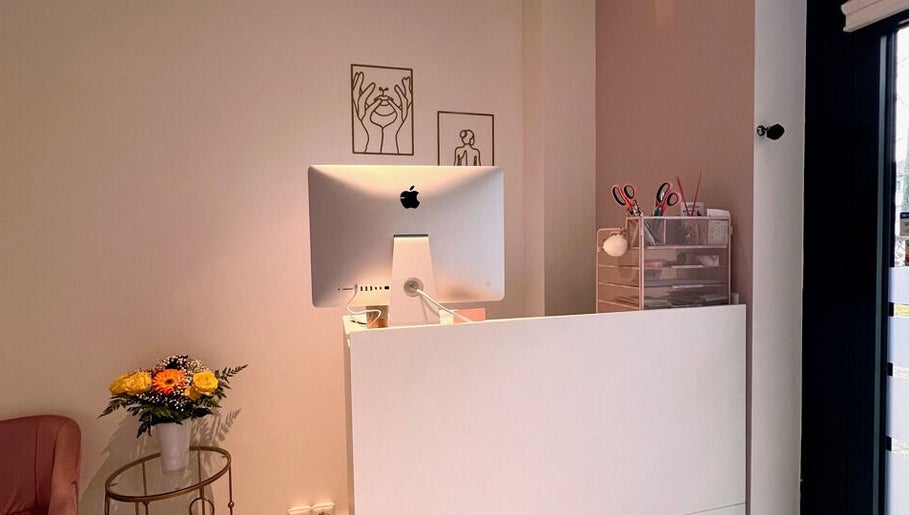 Réception moderne et élégante chez G Beauty Geneve à Vernier, Genève, CH, avec décoration minimaliste.