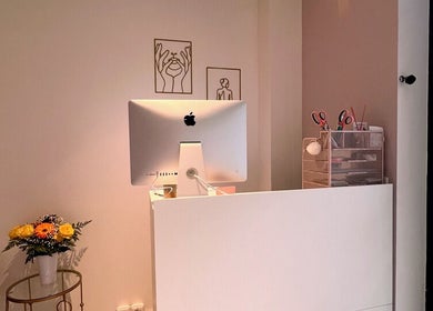 Réception moderne et élégante chez G Beauty Geneve à Vernier, Genève, CH, avec décoration minimaliste.