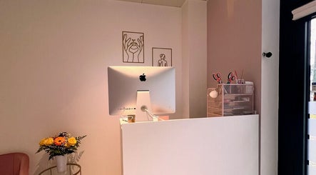 Espace de réception élégant chez G Beauty Geneve, Vernier, Genève, CH, avec fleur et décoration apaisante.