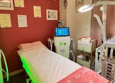 Salle de soins moderne à G Beauty Geneve, Vernier, Genève, CH, équipée pour des traitements avancés.
