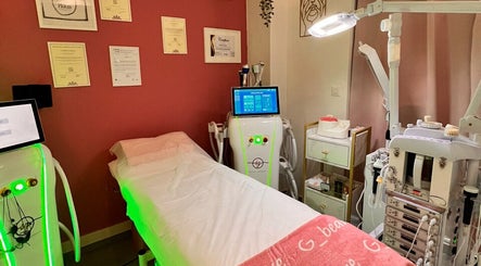 Salle de soins moderne à G Beauty Geneve, Vernier, Genève, CH, équipée pour des traitements avancés.