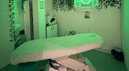 Salle de soins apaisante chez G Beauty Geneve à Vernier, Genève, CH, décorée de plantes et lumière verte.