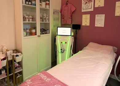Salle de soin moderne à G Beauty Geneve, Vernier, Genève, CH avec table et équipements de bien-être.