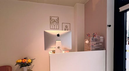 Réception moderne à G Beauty Geneve, Vernier, Genève, CH avec décor minimaliste et écran.