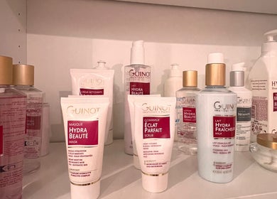 Produits Guinot à G Beauty Geneve, Vernier, Genève, CH sur étagère claire.