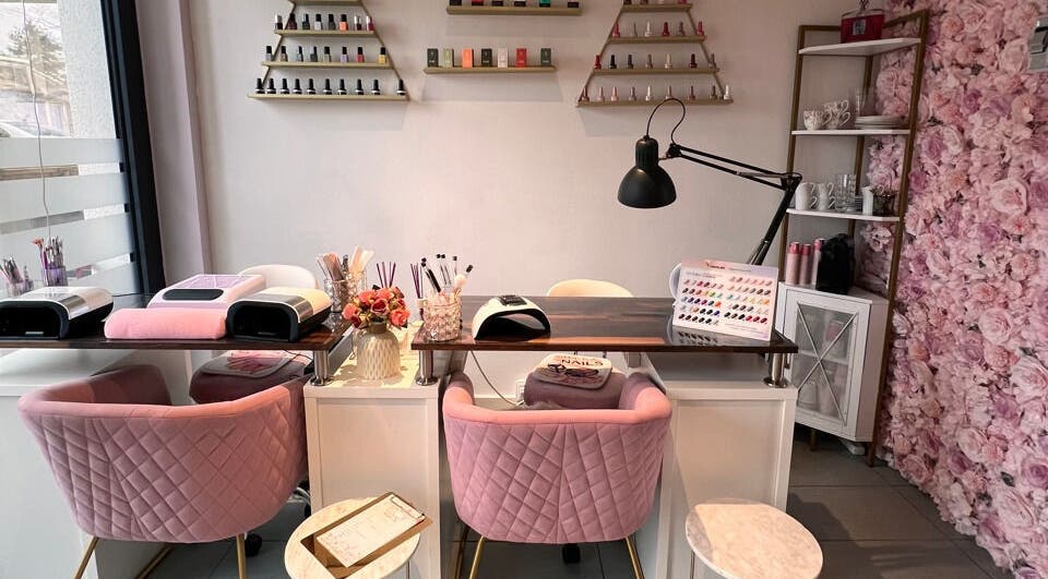 Intérieur chic de G Beauty Geneve à Vernier, Genève, CH avec décor floral et fauteuils roses.
