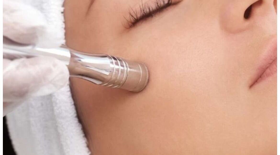 Soin du visage chez G Beauty Geneve à Vernier, Genève, CH, offrant une peau éclatante et rajeunie.