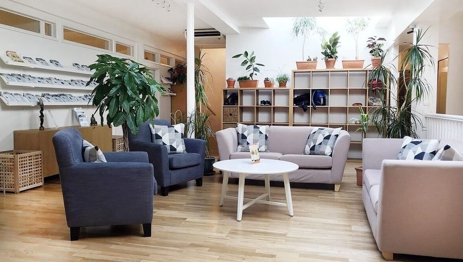 Bright, cozy lounge at Yakseva (Light Centre Belgravia), London, England, GB with plants and modern seating.