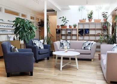 Bright, cozy lounge at Yakseva (Light Centre Belgravia), London, England, GB with plants and modern seating.