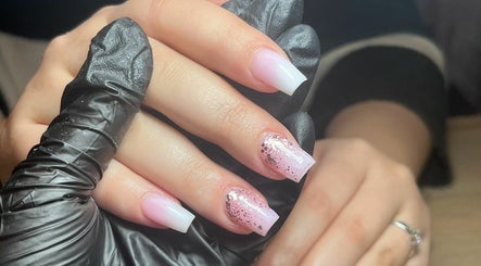 Nails and Beauty by Hayley Salvati billede 2