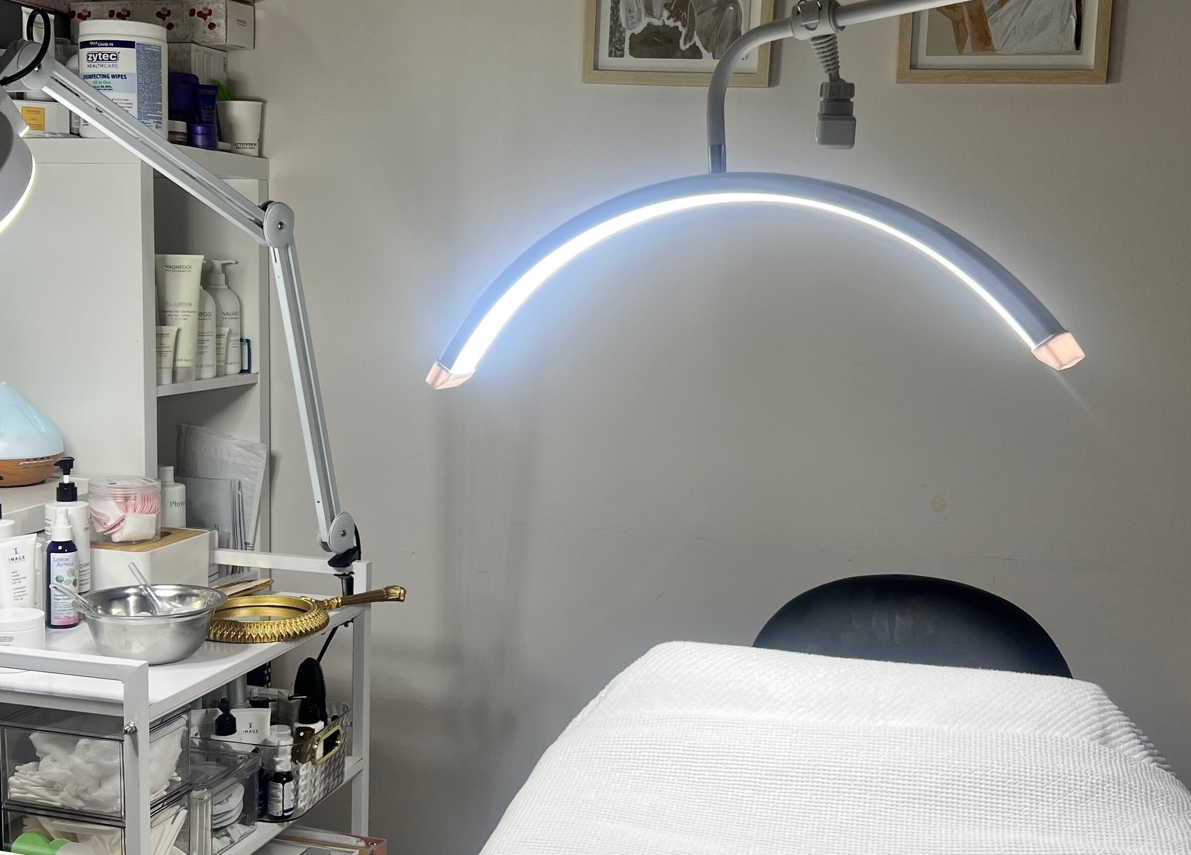 Table de traitement moderne chez Soly Skincare et Beauty à Montréal, Québec, CA, prête pour soins.