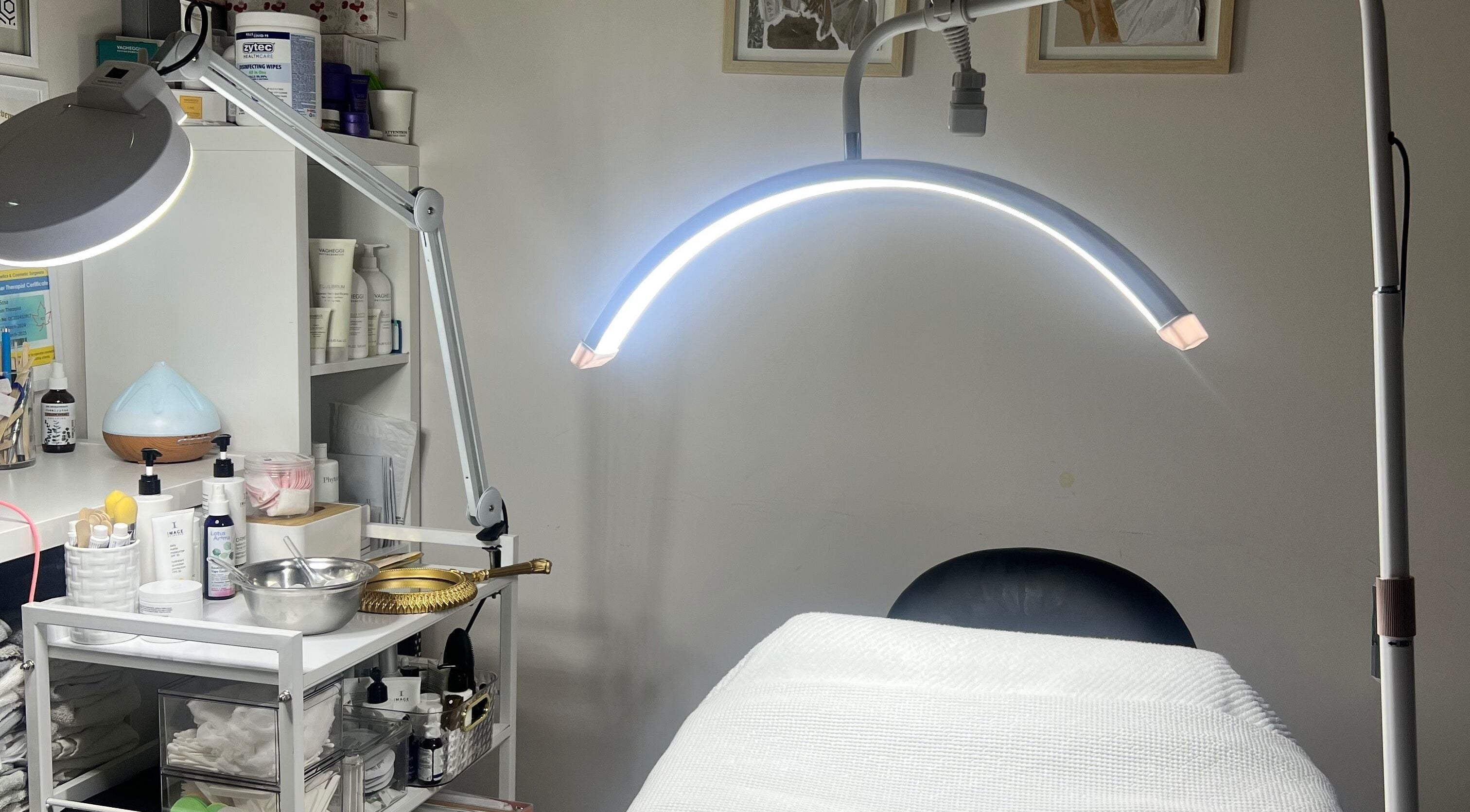 Table de traitement moderne chez Soly Skincare et Beauty à Montréal, Québec, CA, prête pour soins.