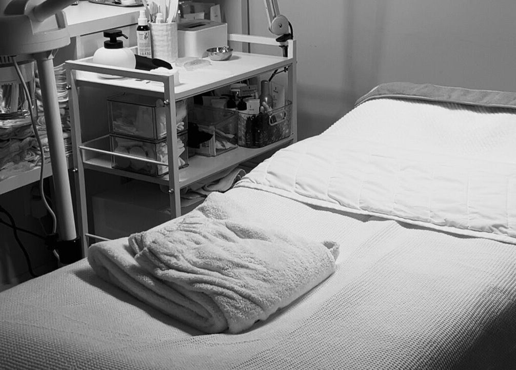 Table de soin à Soly Skincare et Beauty à Montréal, Québec, CA pour une détente maximale.