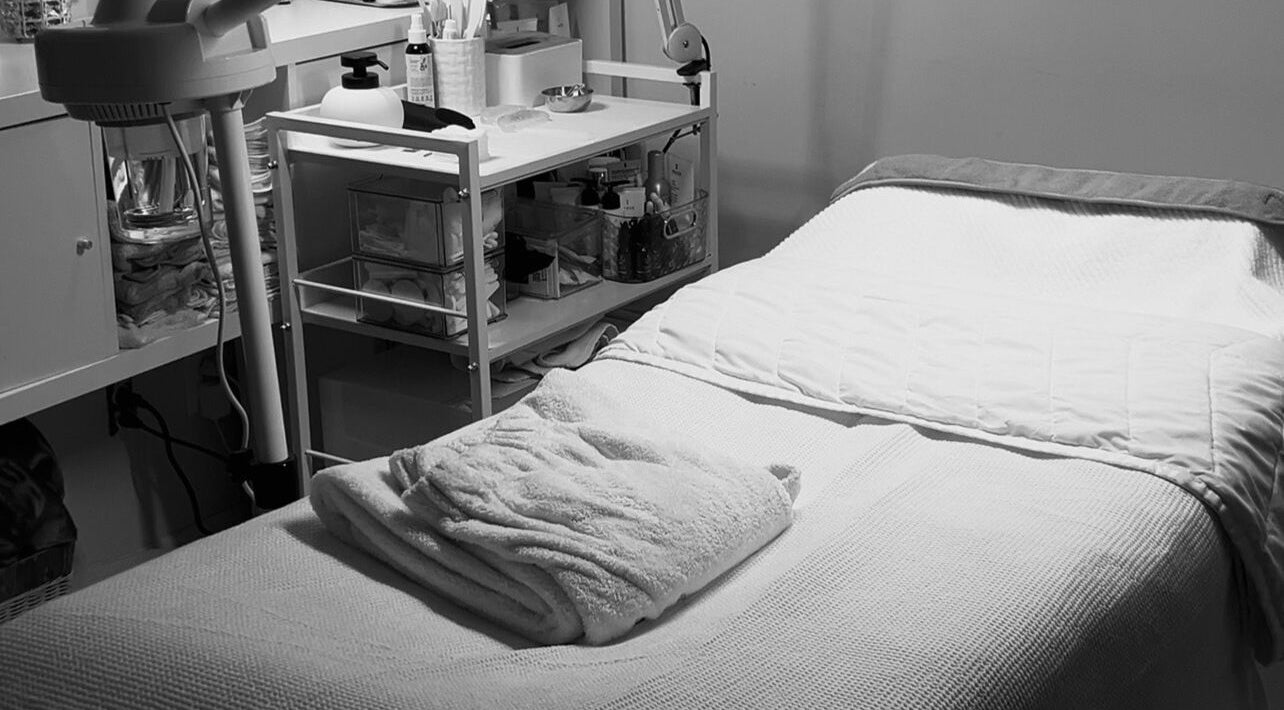 Table de soin à Soly Skincare et Beauty à Montréal, Québec, CA pour une détente maximale.