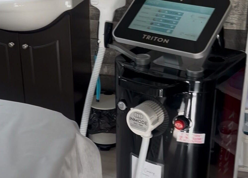 Appareil de soin professionnel chez Soly Skincare and Beauty à Montréal, Québec, CA, prêt pour un traitement.