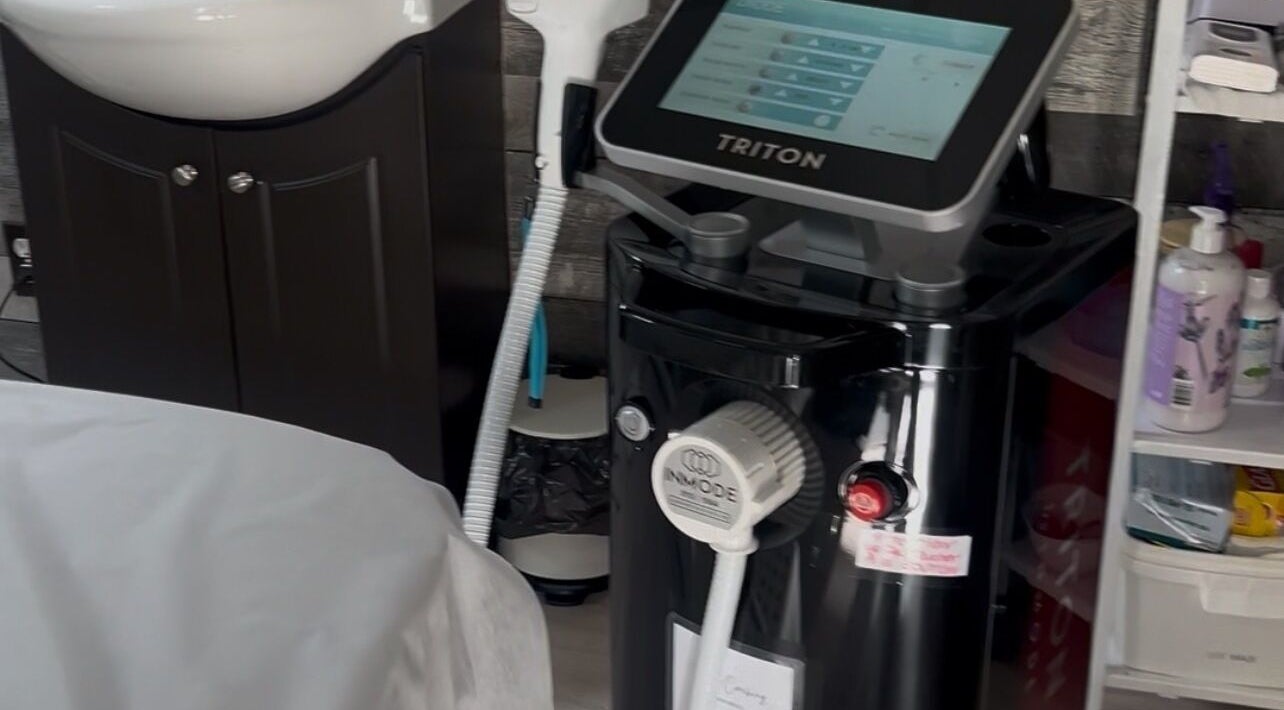 Appareil de soin professionnel chez Soly Skincare and Beauty à Montréal, Québec, CA, prêt pour un traitement.