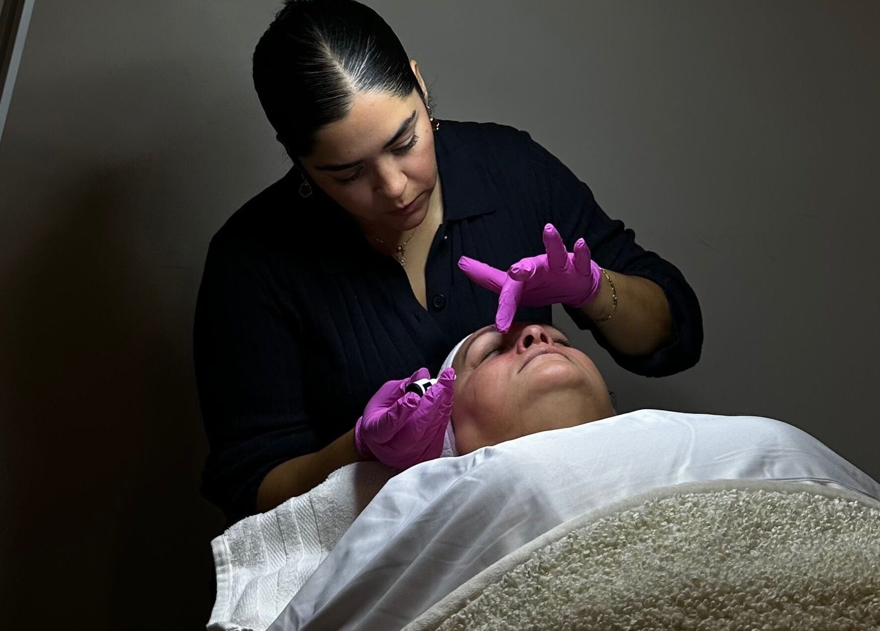 Esthéticienne chez Soly Skincare and Beauty à Montréal, Québec, CA effectuant un soin relaxant du visage.