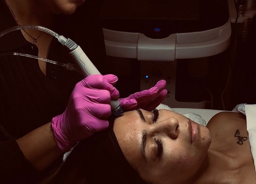 Hydradermie au Soly Skincare et Beauty à Montréal, Québec, CA. Traitement visage soin spa.