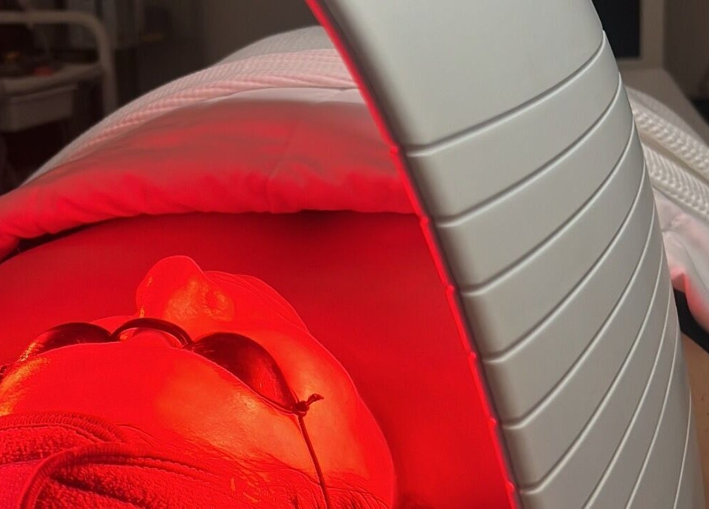 Thérapie lumière LED rouge à Soly Skincare et Beauty, Montréal, Québec, CA pour une peau éclatante.