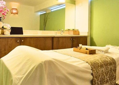 Relaxing massage room at ORA Thai Massage Oriente, Lisboa, Lisboa, PT with elegant decor and soothing ambiance.