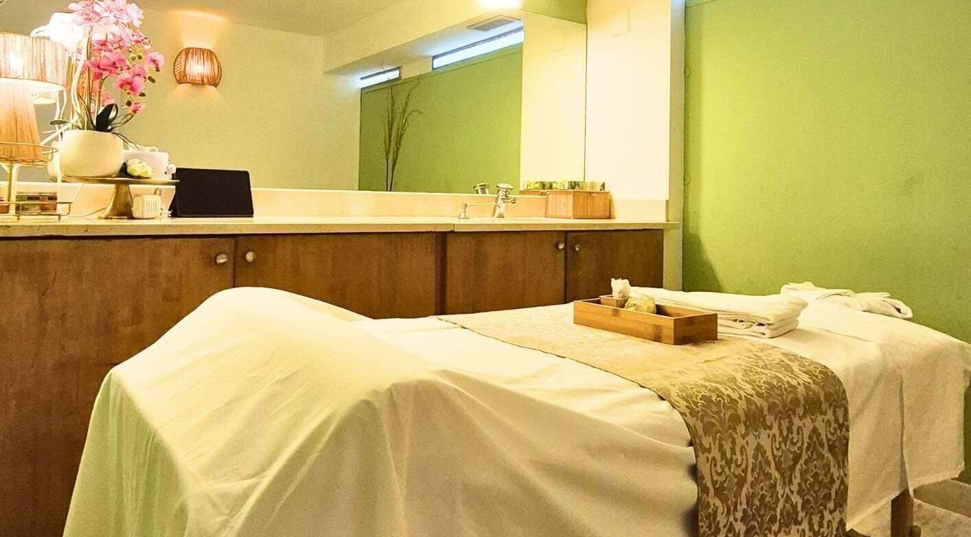 Relaxing massage room at ORA Thai Massage Oriente, Lisboa, Lisboa, PT with elegant decor and soothing ambiance.