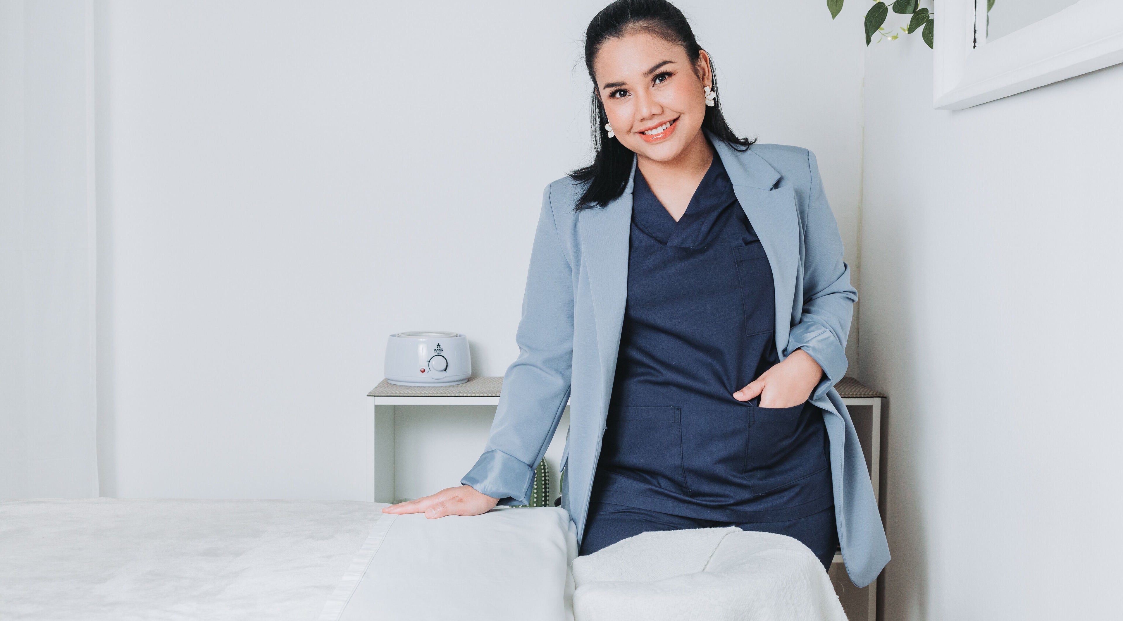 Professional therapist at ORA Massage and Healing Olivais, Lisboa, PT, ready to offer relaxation treatments.