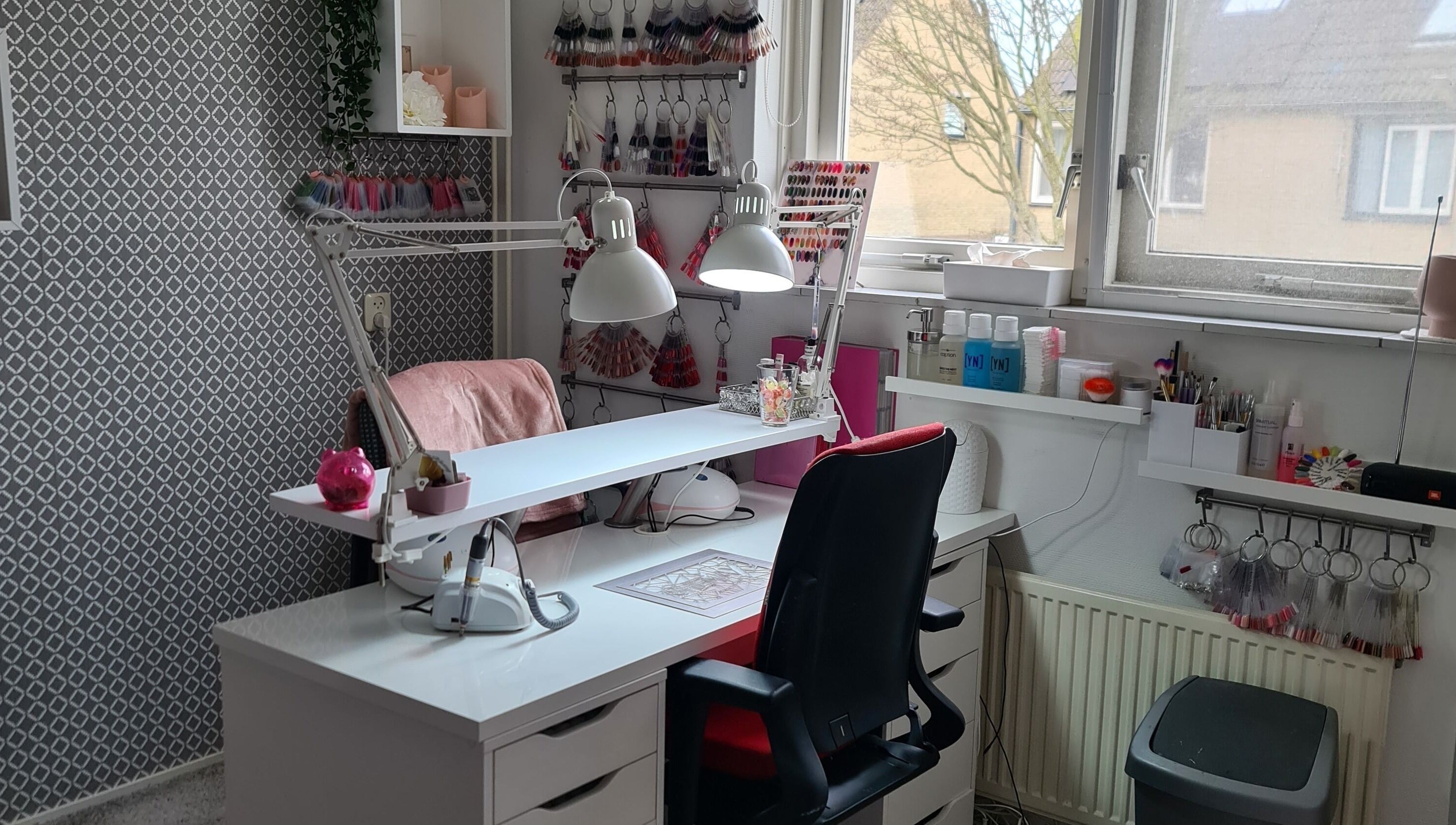 Nagelstudio bij Ien4you, Zwijndrecht, Zuid-Holland, NL met moderne inrichting en ruime werkplek.