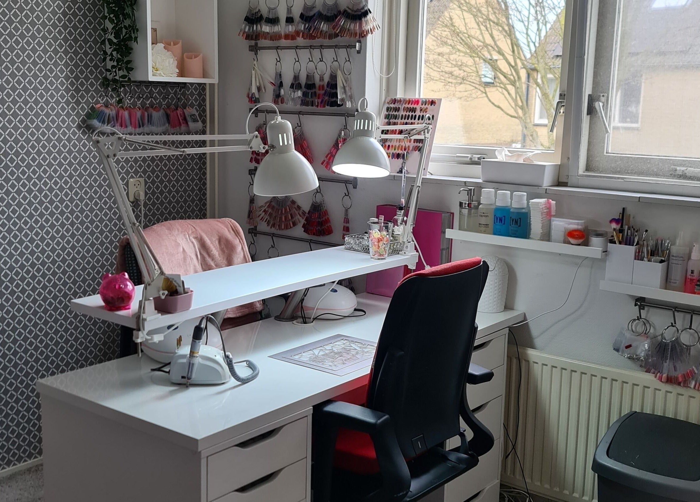 Nagelstudio bij Ien4you, Zwijndrecht, Zuid-Holland, NL met moderne inrichting en ruime werkplek.