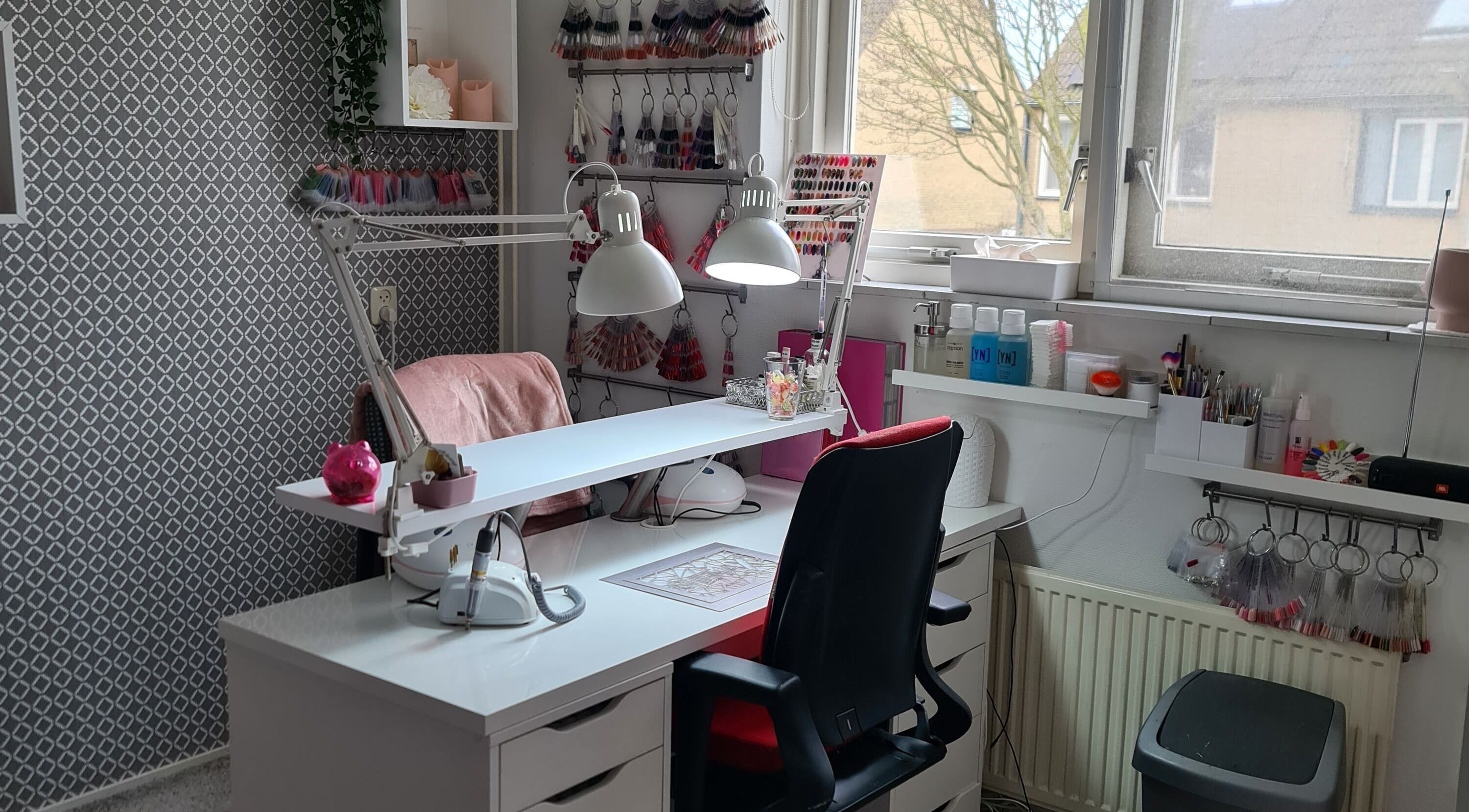 Nagelstudio bij Ien4you, Zwijndrecht, Zuid-Holland, NL met moderne inrichting en ruime werkplek.