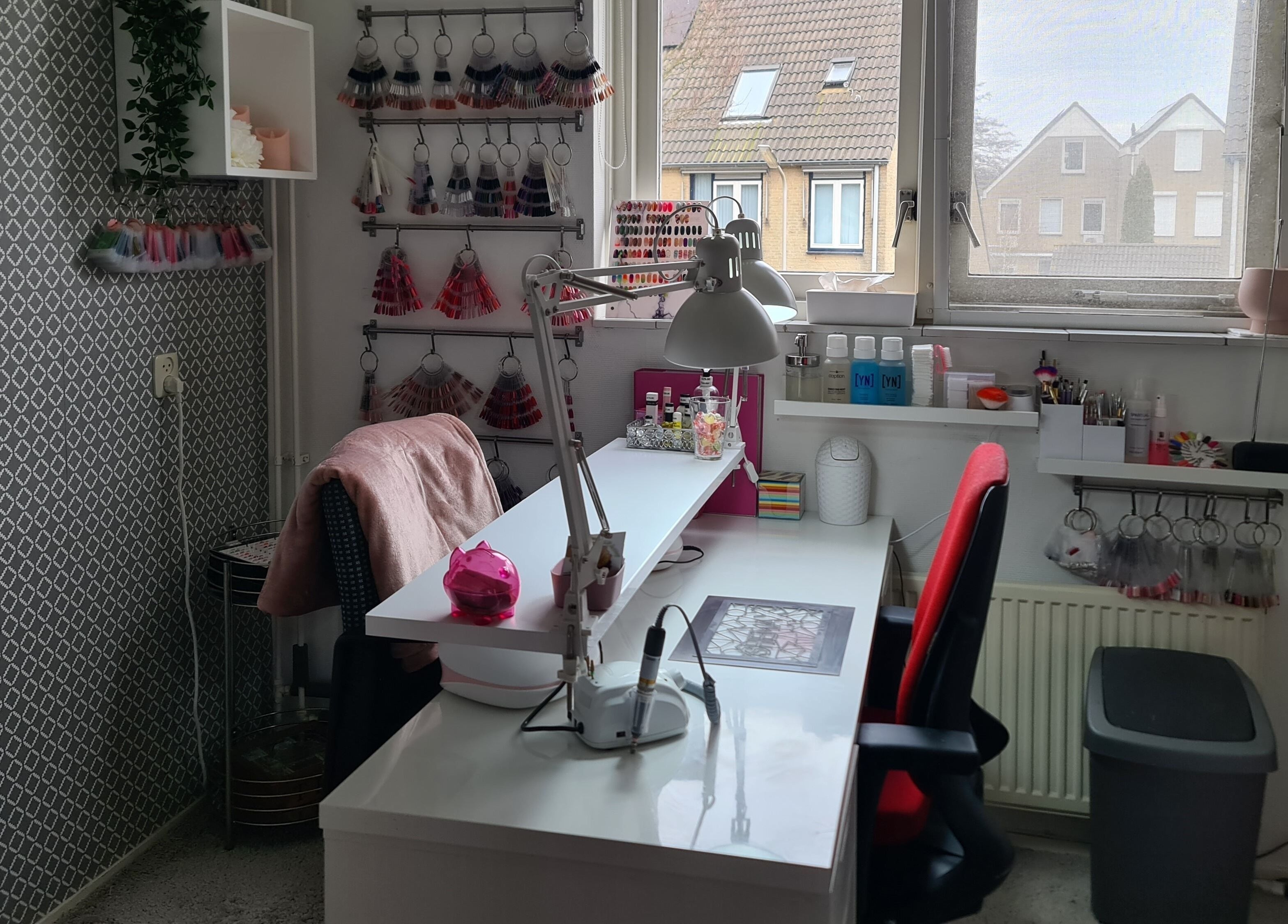 Nagelstudio bij Ien4you in Zwijndrecht, Zuid-holland, NL, met verzorgde werkplek en kleurnagelstalen.