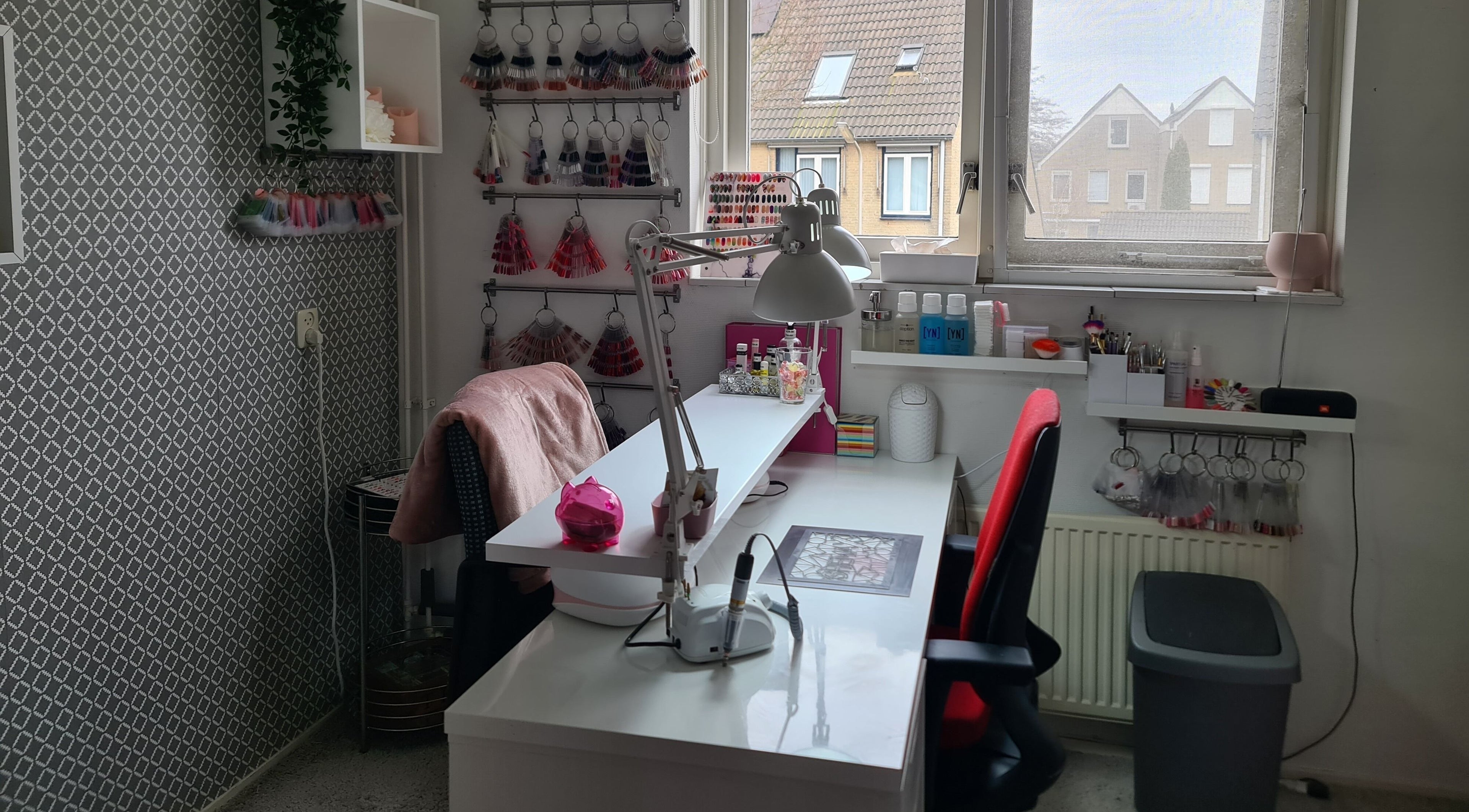 Nagelstudio bij Ien4you in Zwijndrecht, Zuid-holland, NL, met verzorgde werkplek en kleurnagelstalen.