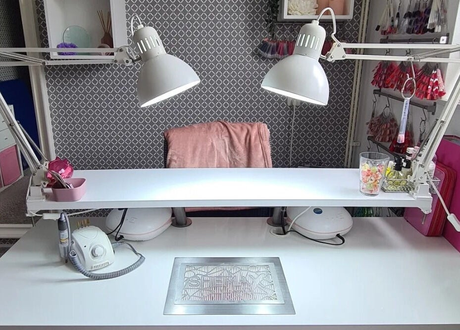 Moderne nageltafel bij Ien4you in Zwijndrecht, Zuid-holland, NL, klaar voor manicurebehandelingen.