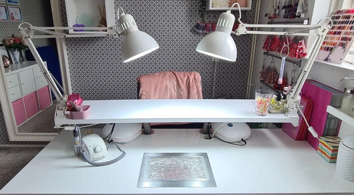 Moderne nageltafel bij Ien4you in Zwijndrecht, Zuid-holland, NL, klaar voor manicurebehandelingen.