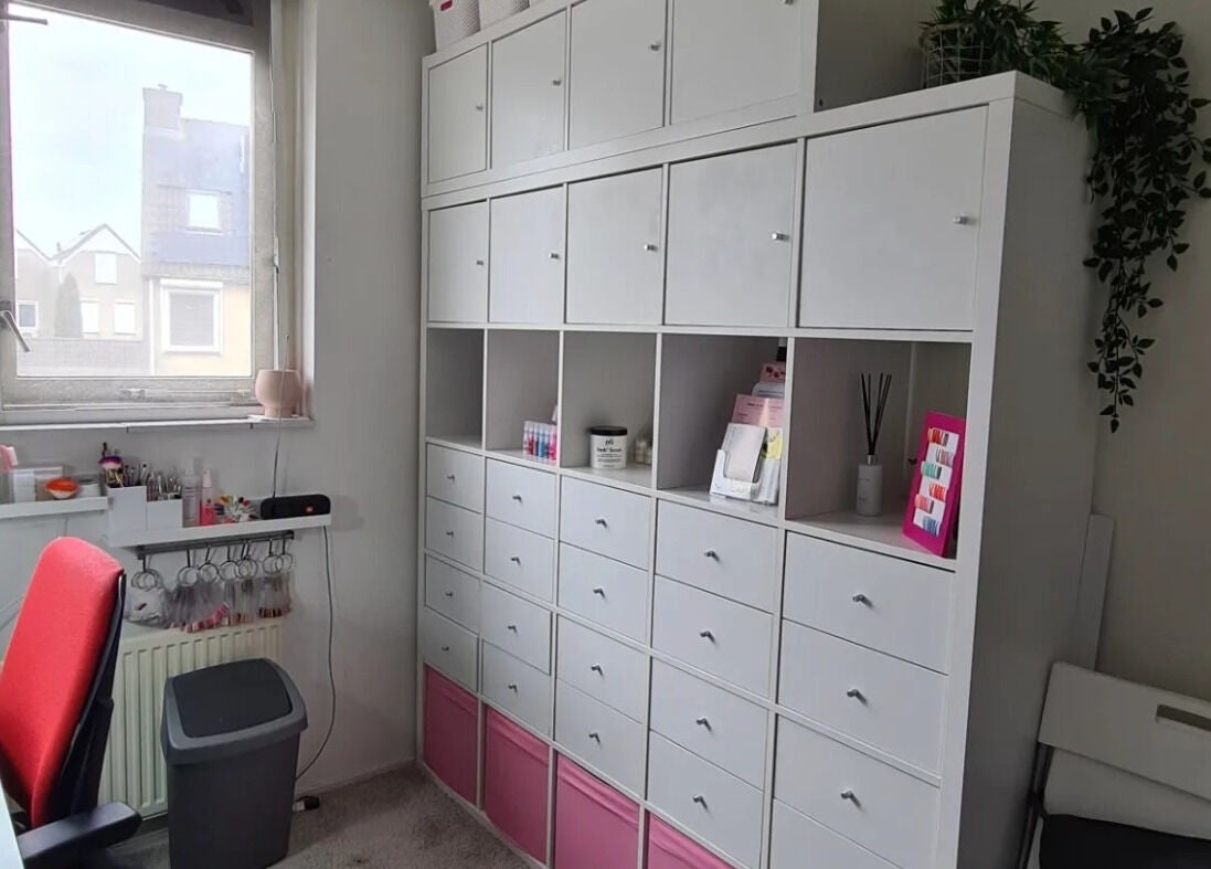 Moderne kast bij Ien4you in Zwijndrecht, Zuid-Holland, NL, voorzien van strakke witte opbergvakken.