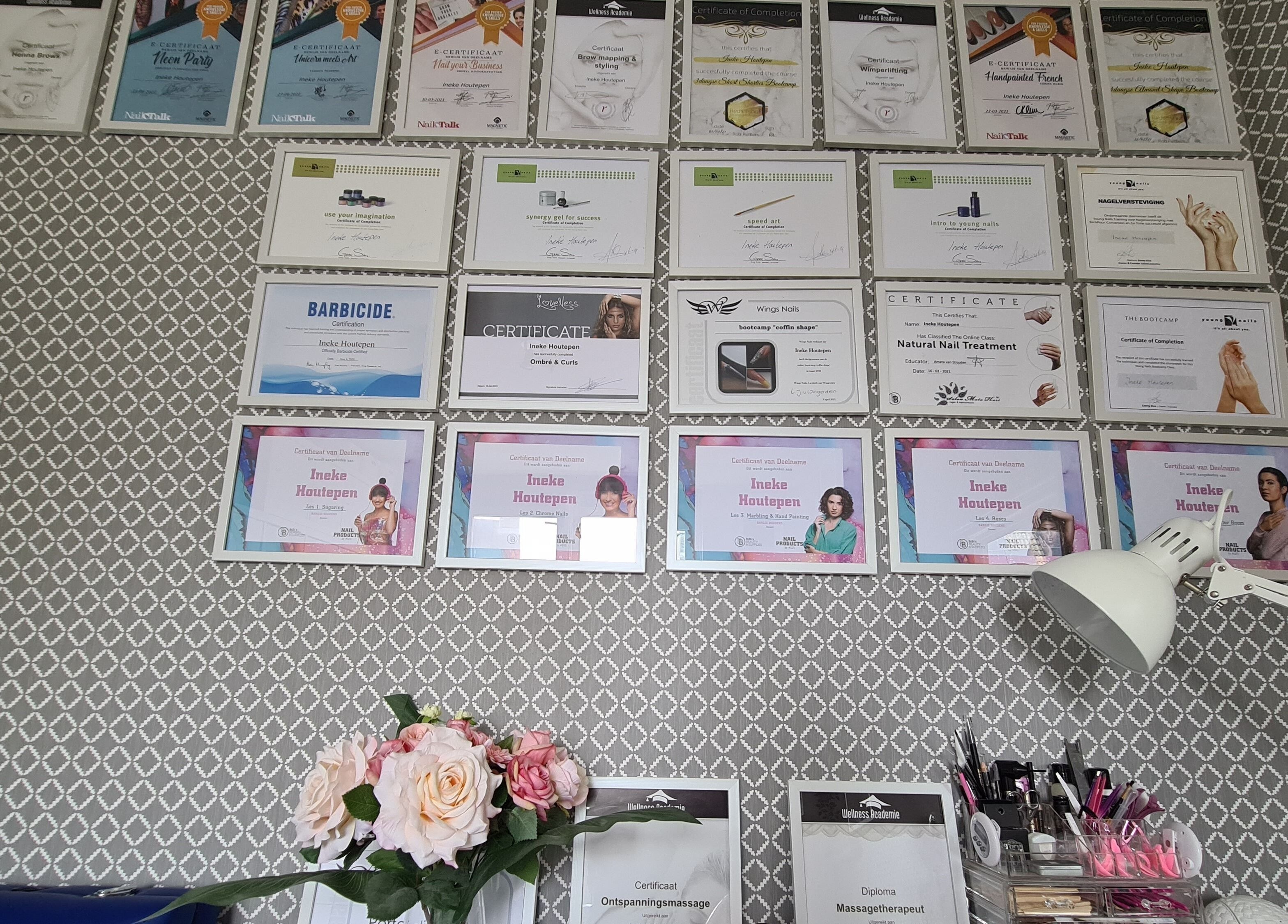 Wand vol met certificaten bij Ien4you, Zwijndrecht, Zuid-Holland, NL, benadrukt professionele bekwaamheid.