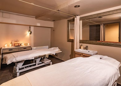 Salle de massage relaxante à Les Bains d'AliA, Bagneux, Île-de-France, FR, équipée de deux tables.
