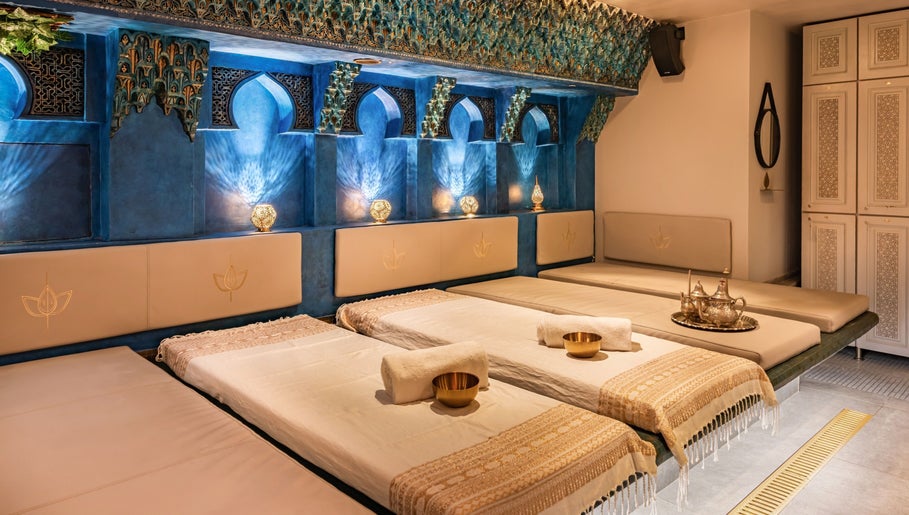 Salle de détente luxueuse aux Bains d'AliA à Bagneux, Île-de-France, FR avec lits et décor oriental.