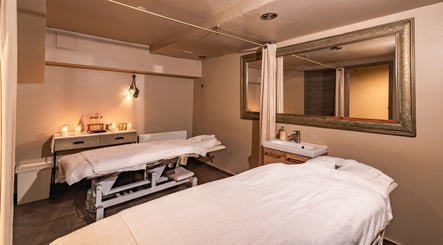 Salle de massage élégante avec lits chez Les Bains d'AliA, Bagneux, Île-de-france, FR.